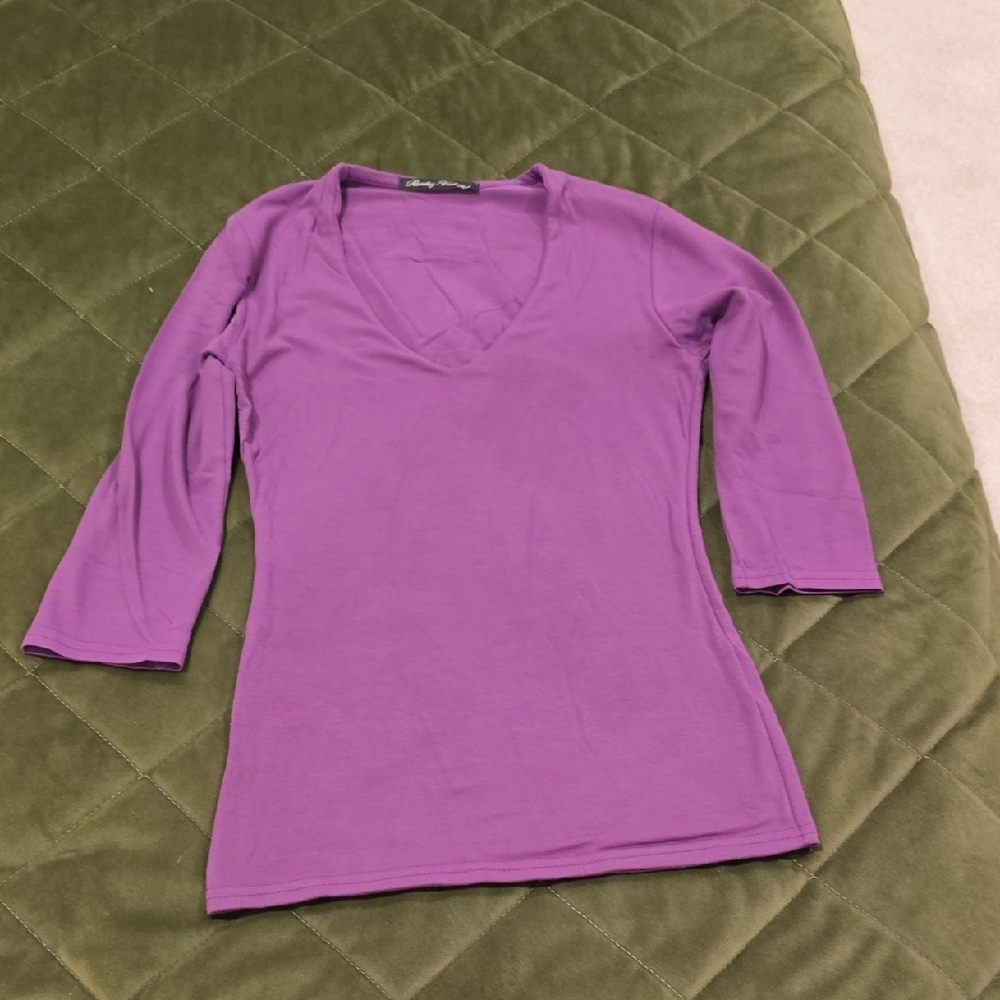 Elegant Lavender V-Neck Below Elbow Sleeve Top